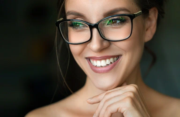 kobieta w okularach z antyrefleksem